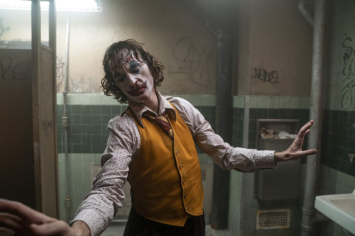 Joker Review: Phoenix terrifies, but joke is on the audience | The Lamplight Review1500 x 1000